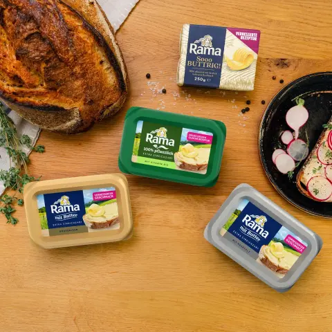 Werbefoto zeigt neue Verpackungen. Ein Block "Rama sooo buttrig" und drei Schalen. Mit grünem, goldenem und silbernen Deckel. 