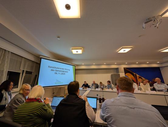 Überfüllter Sitzungssaal. 