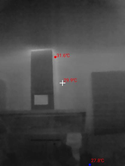 Area around the extractor hood exhaust says 31.6 °C, while the coldest point in the area is 27.8 °C.
